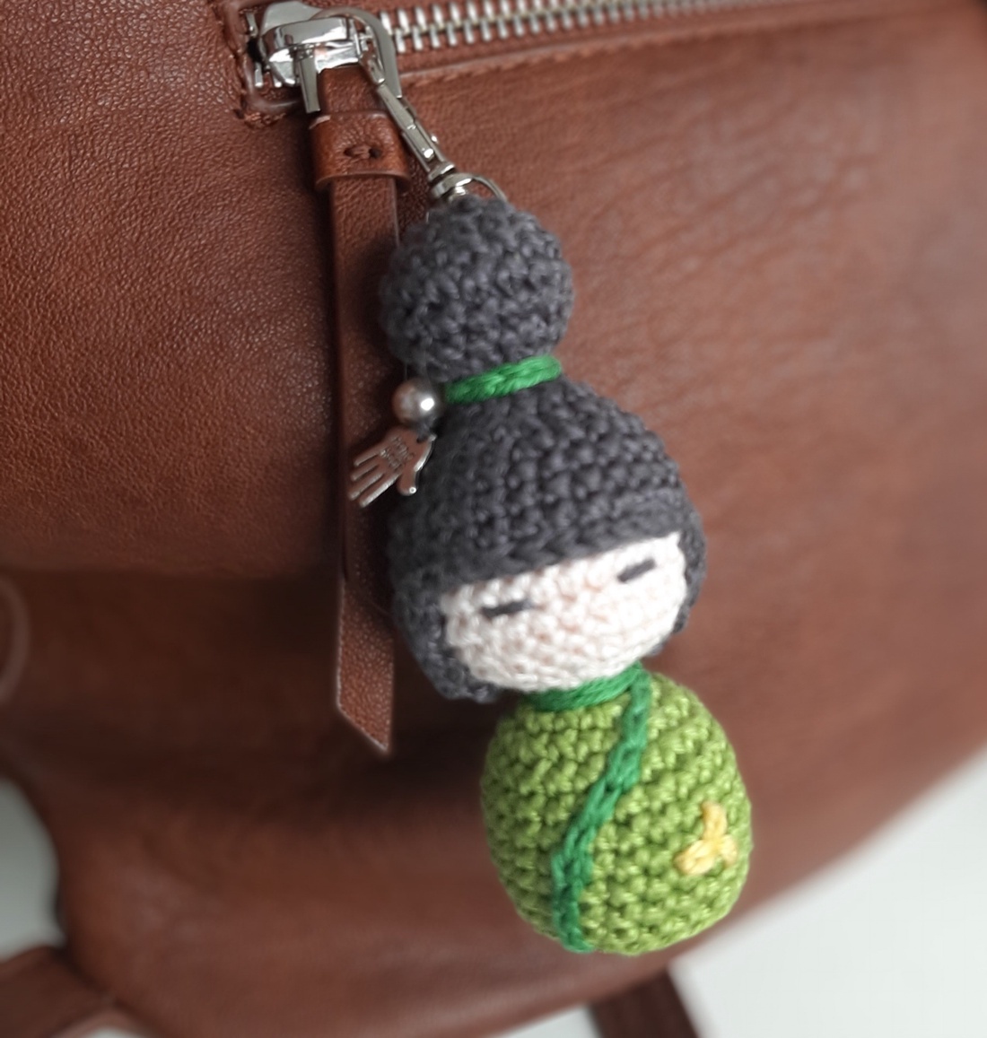 Breloc cu păpușă - geantă și husă - accesorii genți - breloc - Artynos.ro Breloc cu păpușă - geantă și husă - accesorii genți - breloc - Artynos.ro