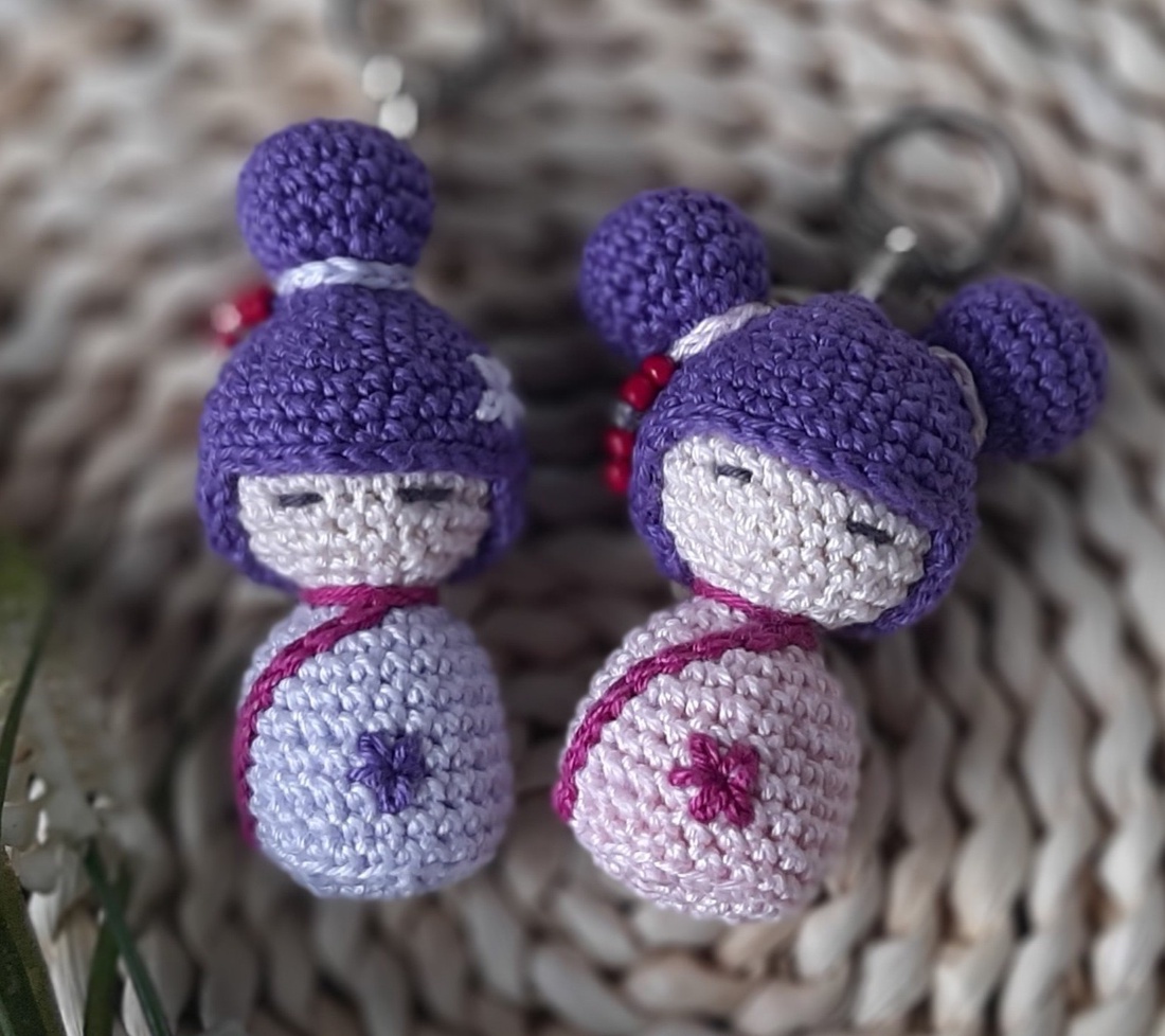 Breloc cu păpușă - geantă și husă - accesorii genți - breloc - Artynos.ro Breloc cu păpușă - geantă și husă - accesorii genți - breloc - Artynos.ro
