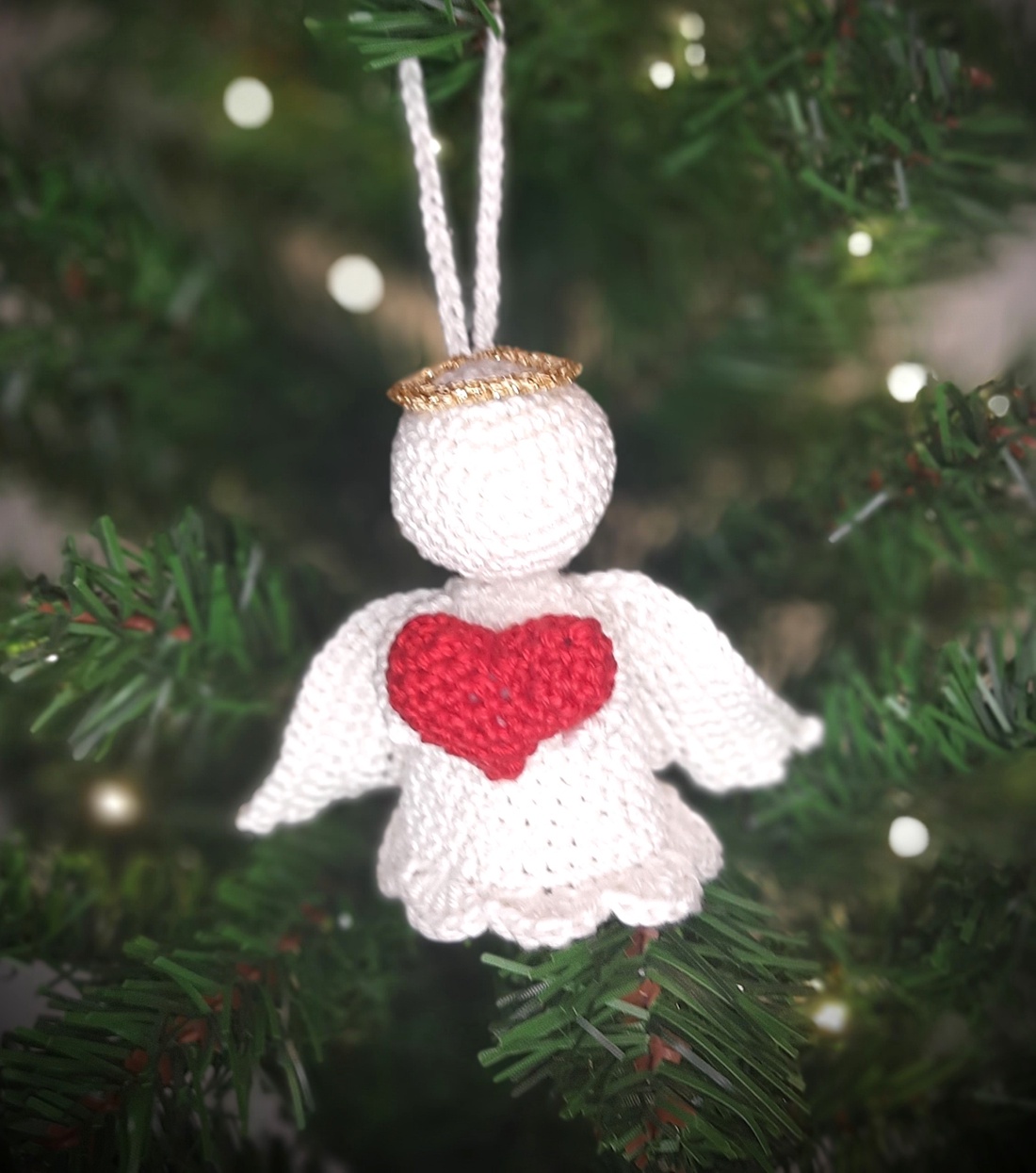 Ornament de Crăciun - Îngeraș cu inimă roșie croșetat manual - crăciun - decorațiuni de crăciun de casă - figurine pentru pomul de crăciun - Artynos.ro