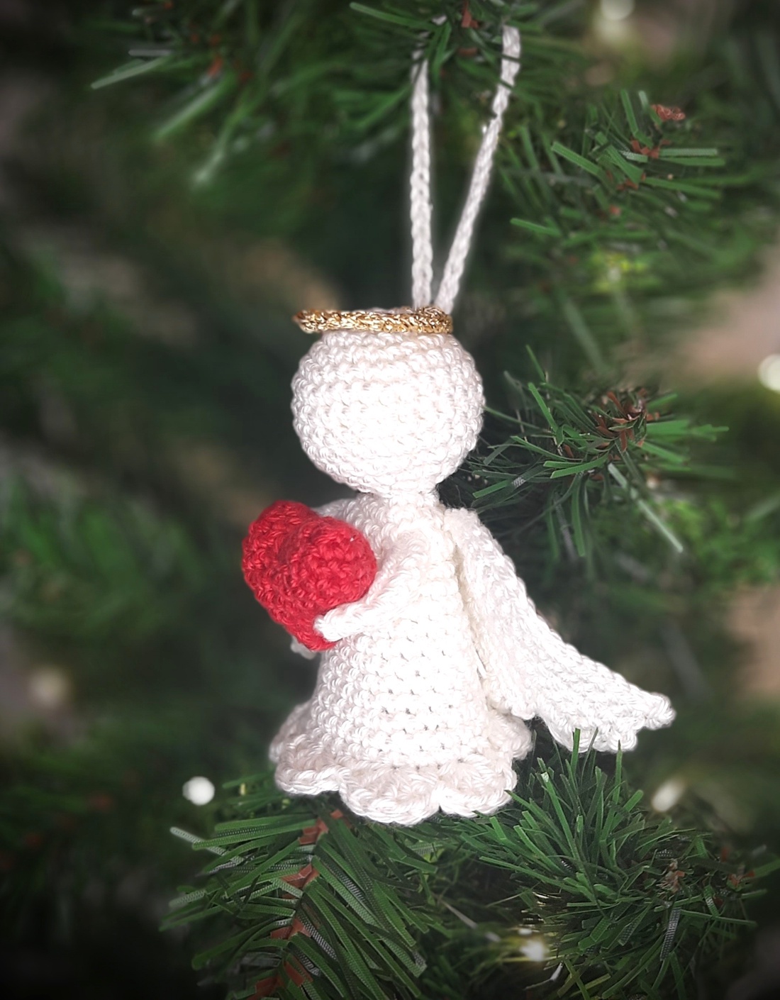 Ornament de Crăciun - Îngeraș cu inimă roșie croșetat manual - crăciun - decorațiuni de crăciun de casă - figurine pentru pomul de crăciun - Artynos.ro