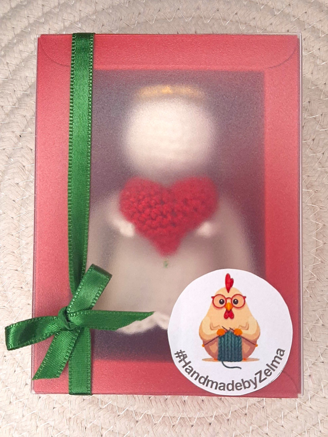 Ornament de Crăciun - Îngeraș cu inimă roșie croșetat manual - crăciun - decorațiuni de crăciun de casă - figurine pentru pomul de crăciun - Artynos.ro