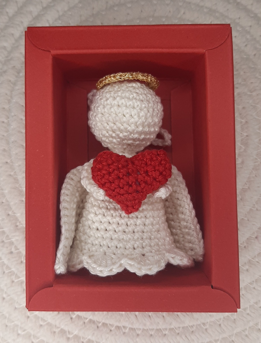 Ornament de Crăciun - Îngeraș cu inimă roșie croșetat manual - crăciun - decorațiuni de crăciun de casă - figurine pentru pomul de crăciun - Artynos.ro