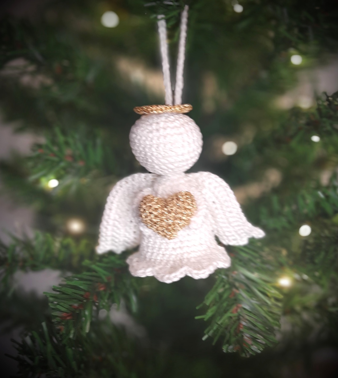 Ornament de Crăciun - Îngeraș auriu croșetat manual - crăciun - decorațiuni de crăciun de casă - figurine pentru pomul de crăciun - Artynos.ro