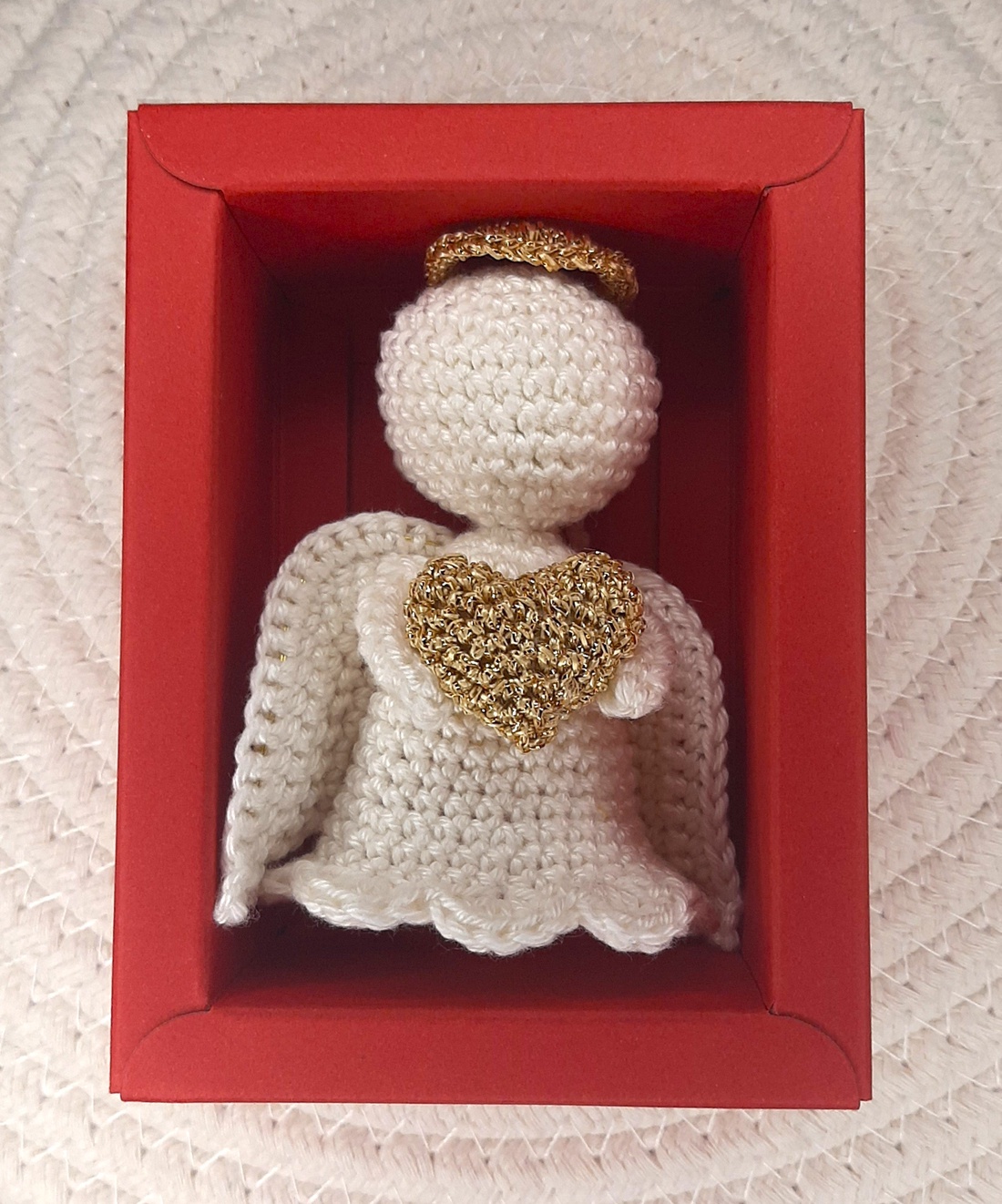 Ornament de Crăciun - Îngeraș auriu croșetat manual - crăciun - decorațiuni de crăciun de casă - figurine pentru pomul de crăciun - Artynos.ro