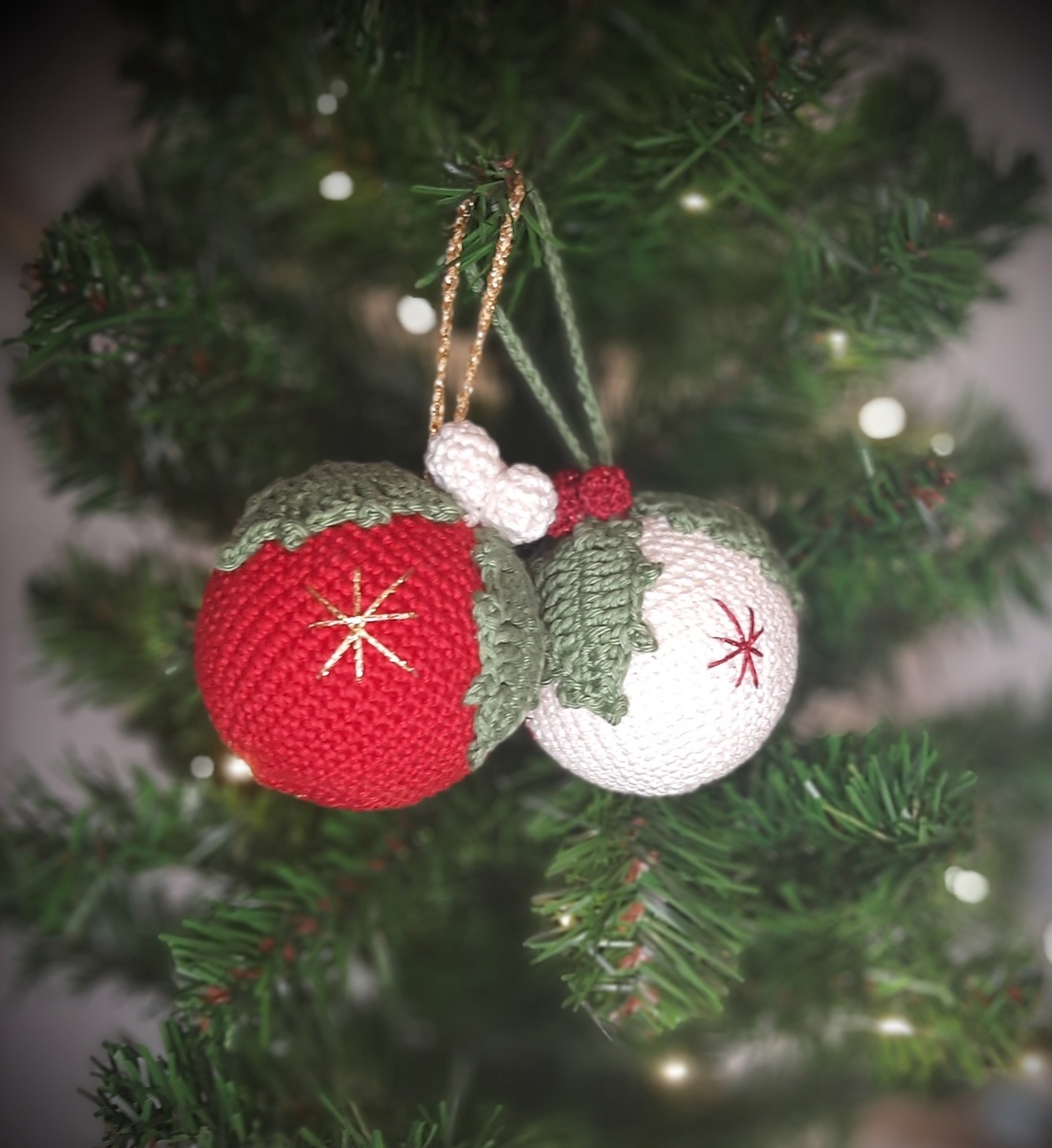 Ornament de Crăciun - Set de două globuri croșetate manual - crăciun - decorațiuni de crăciun de casă - globuri de crăciun - Artynos.ro