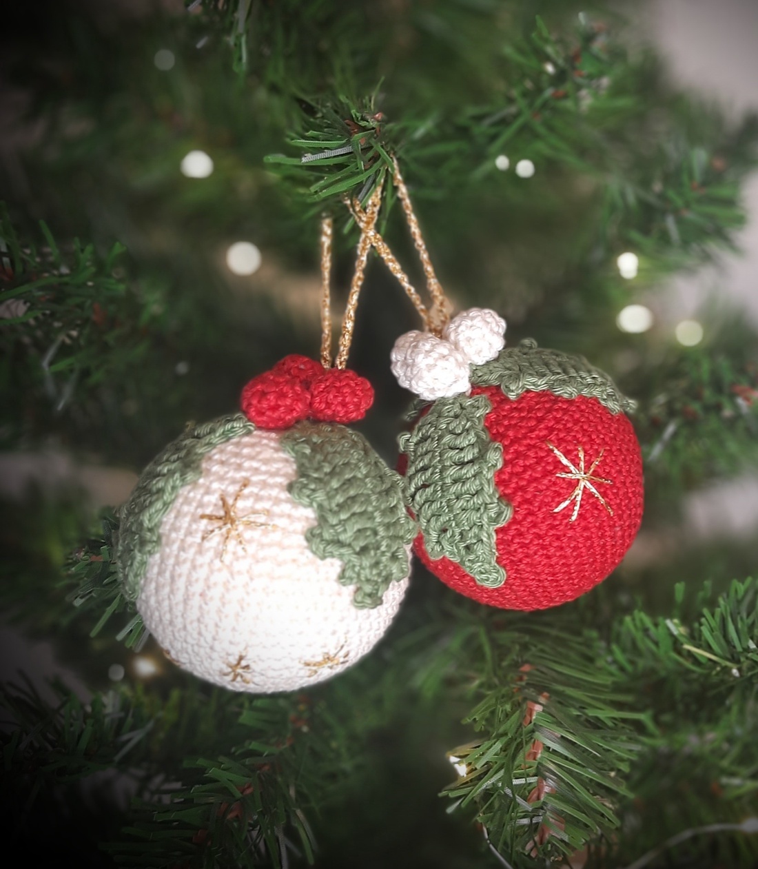 Ornament de Crăciun - Set de două globuri croșetate manual - crăciun - decorațiuni de crăciun de casă - globuri de crăciun - Artynos.ro