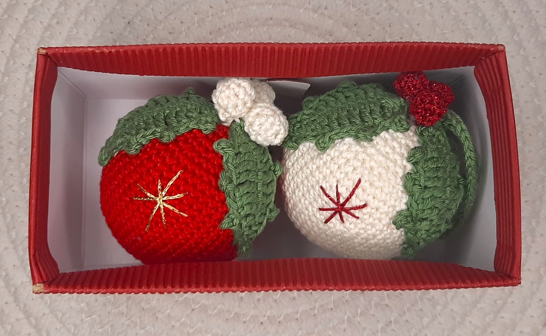 Ornament de Crăciun - Set de două globuri croșetate manual - crăciun - decorațiuni de crăciun de casă - globuri de crăciun - Artynos.ro