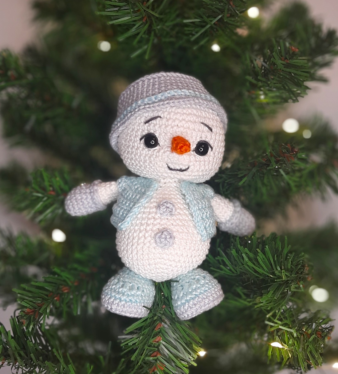 Puf Alb - Om de Zapada croșetat manual - crăciun - cadouri de moș crăciun - cadouri de moș crăciun - Artynos.ro