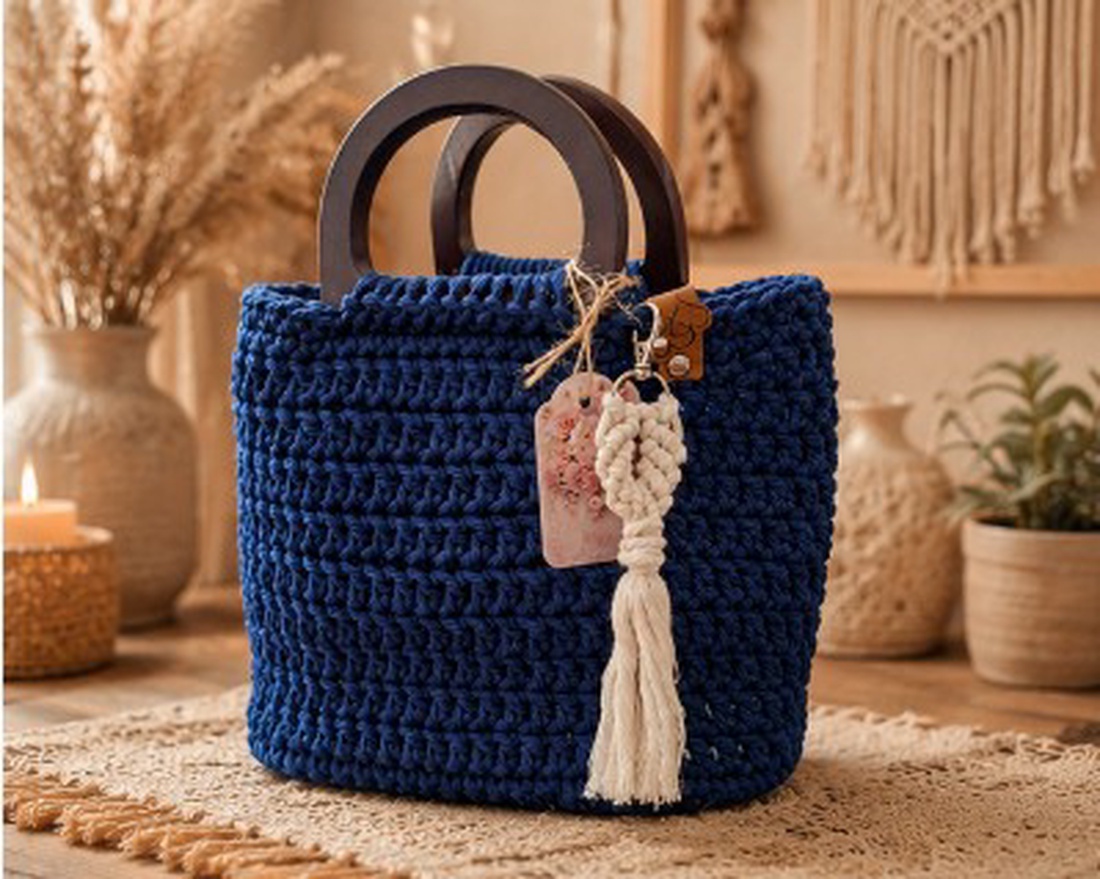 Geantă handmade croșetată albastru regal cu mânere din lemnși ciucure decorativ - genți și portofele - genți de mână și umăr - genți de mână - Artynos.ro