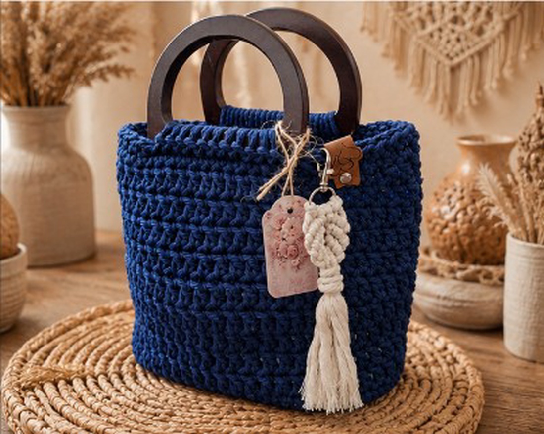 Geantă handmade croșetată albastru regal cu mânere din lemnși ciucure decorativ - genți și portofele - genți de mână și umăr - genți de mână - Artynos.ro