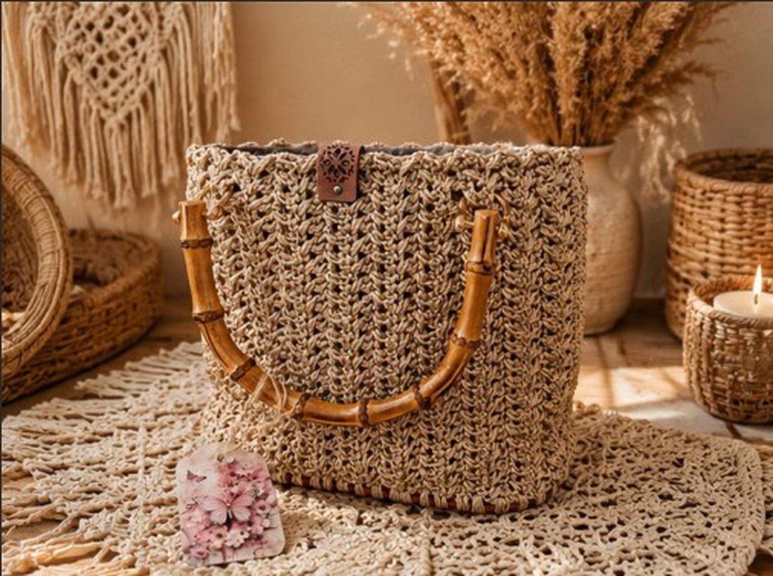 Geantă artizanală bej handmade cu mânere din bambus � Stil Boho Natural - genți și portofele - genți de mână și umăr - geantă casual - Artynos.ro