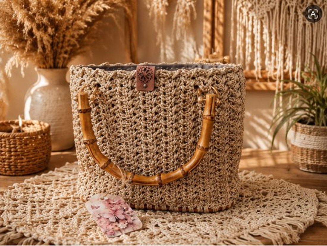 Geantă artizanală bej handmade cu mânere din bambus � Stil Boho Natural - genți și portofele - genți de mână și umăr - geantă casual - Artynos.ro
