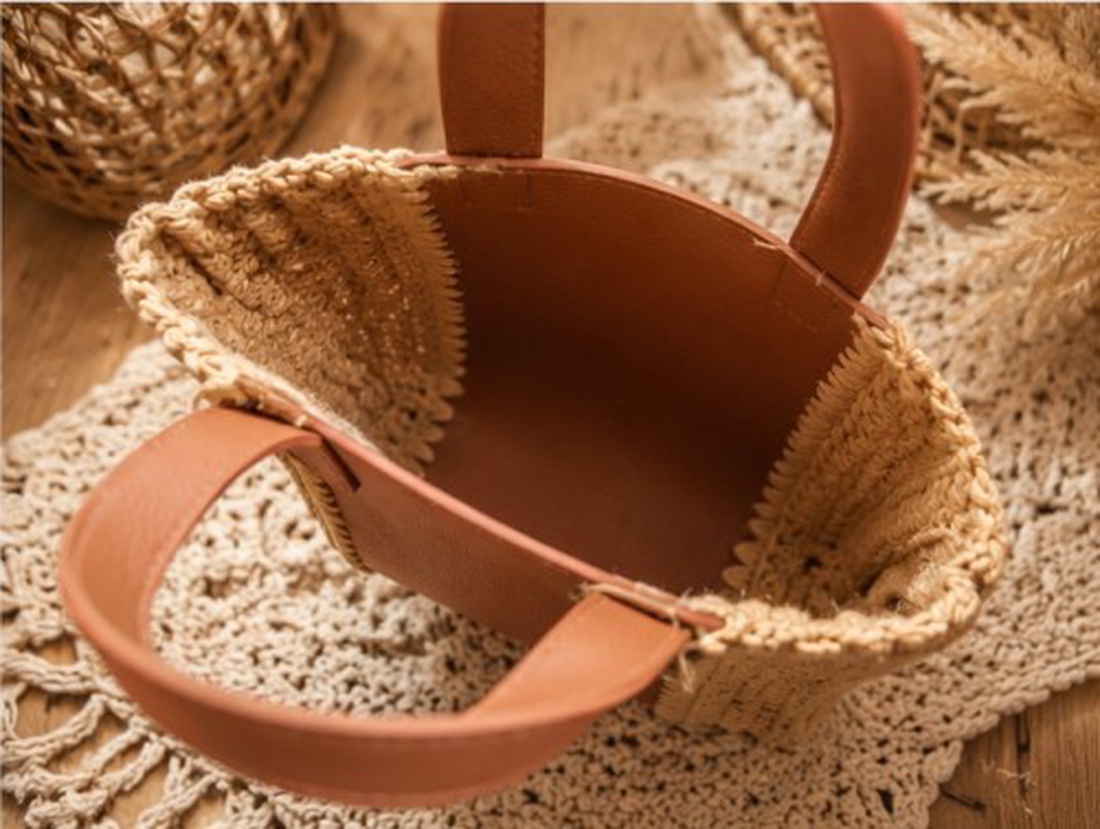 Geantă handmade bej cu inserție din piele ecologică maro � Stil Boho Elegant - genți și portofele - genți de mână și umăr - genți de mână - Artynos.ro