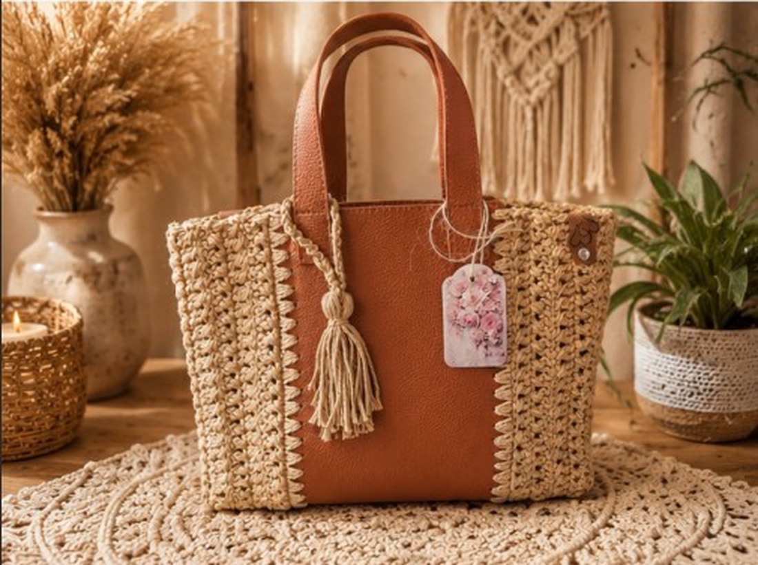 Geantă handmade bej cu inserție din piele ecologică maro � Stil Boho Elegant - genți și portofele - genți de mână și umăr - genți de mână - Artynos.ro