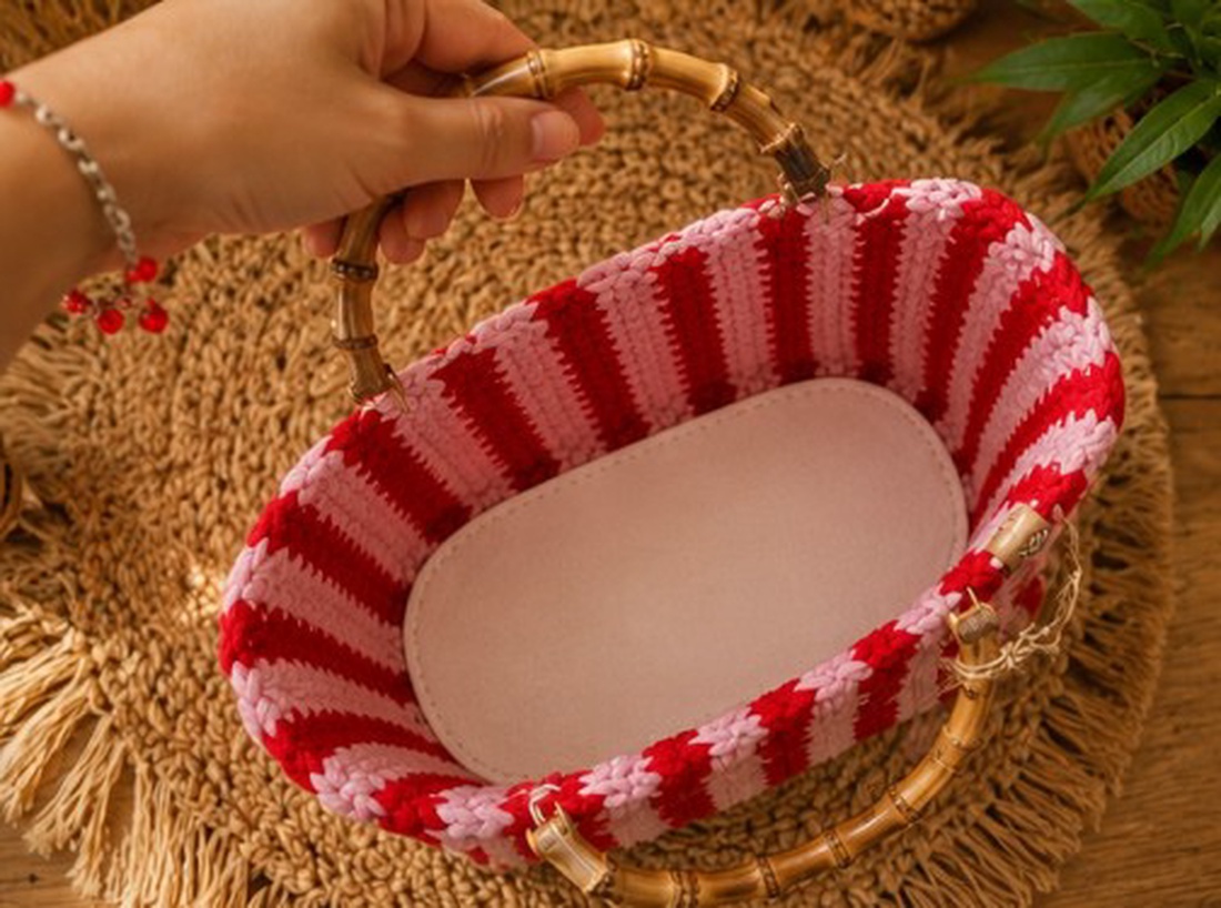 Geantă handmade croșetată în dungi roșu si roz cu mânere din bambus � Stil Boho Chic - genți și portofele - genți de mână și umăr - geantă casual - Artynos.ro