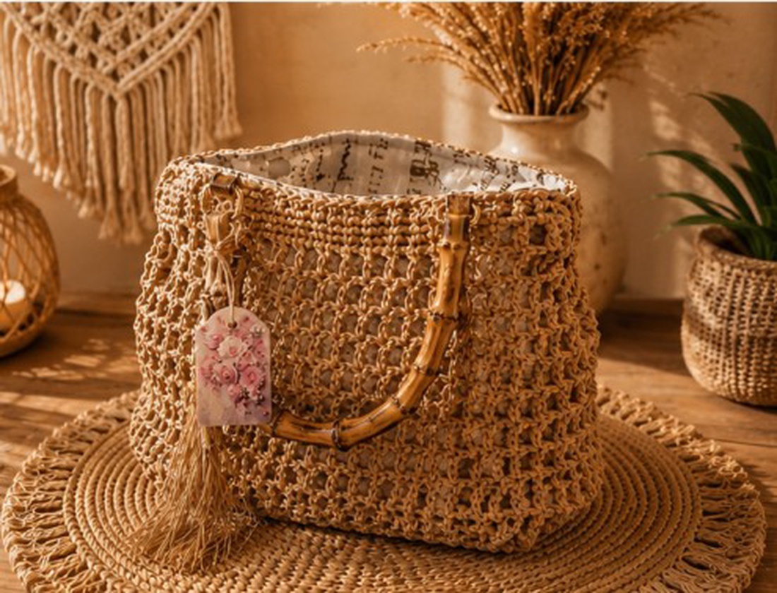 Geantă artizanală din Raffia cu manere din bambus - genți și portofele - genți de mână și umăr - geantă casual - Artynos.ro