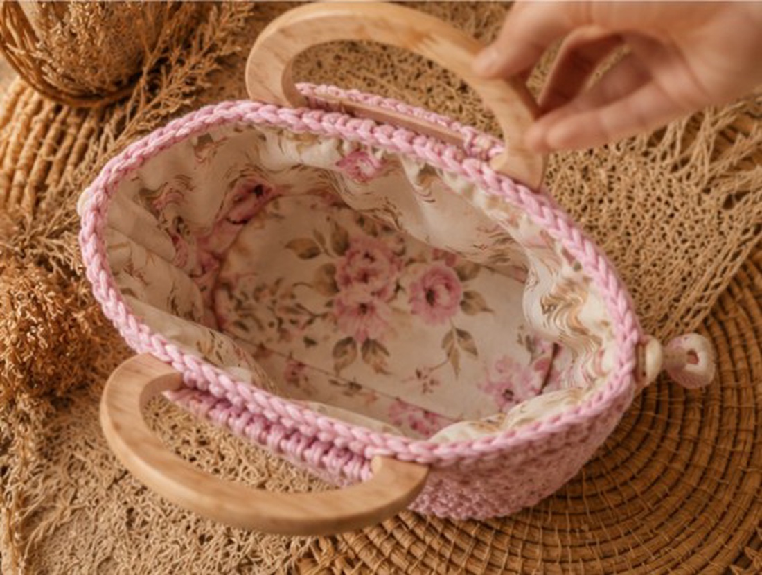 Geantă artizanală roz pudrat din macrame cu mânere din lemn - genți și portofele - genți de mână și umăr - geantă casual - Artynos.ro