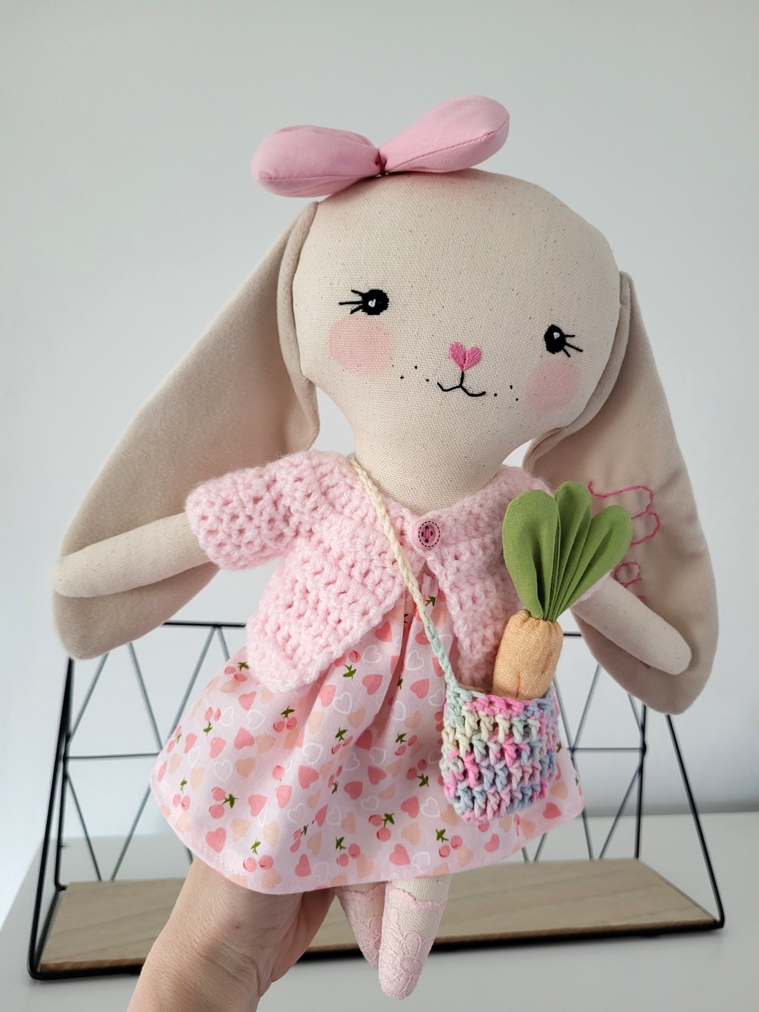 Iepuraș cu săculeț și morcov roz - jucării și echipamente pentru copii - cadouri baby shower - Artynos.ro Iepuraș cu săculeț și morcov roz - jucării și echipamente pentru copii - cadouri baby shower - Artynos.ro