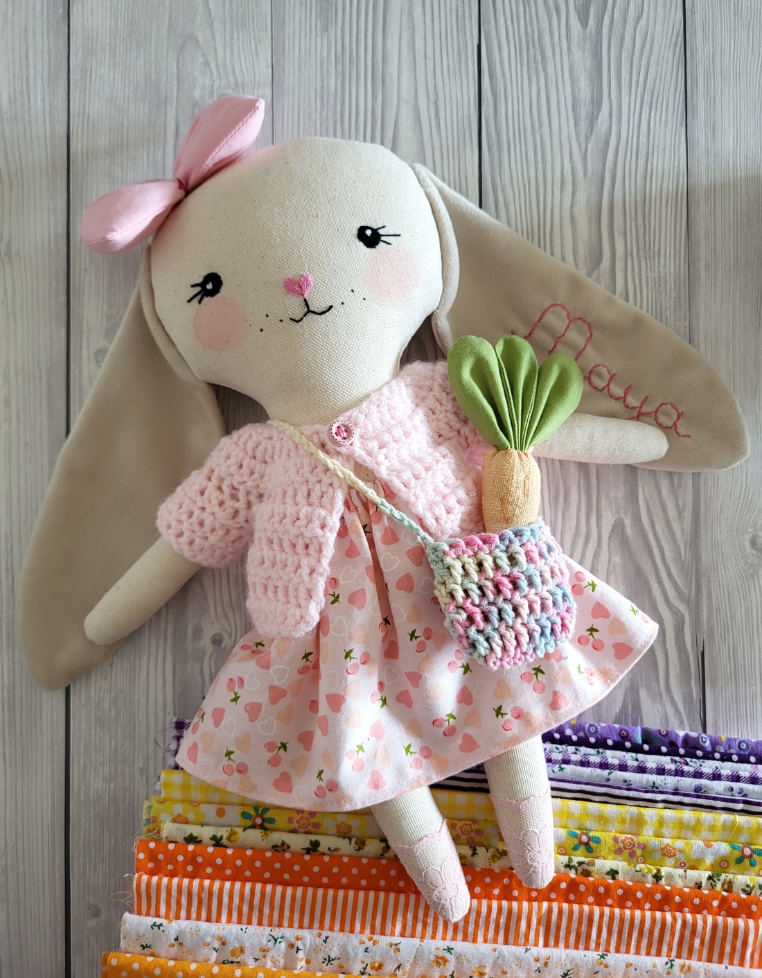 Iepuraș cu săculeț și morcov roz - jucării și echipamente pentru copii - cadouri baby shower - Artynos.ro Iepuraș cu săculeț și morcov roz - jucării și echipamente pentru copii - cadouri baby shower - Artynos.ro