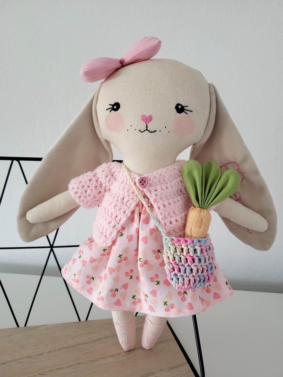 Iepuraș cu săculeț și morcov roz - jucării și echipamente pentru copii - cadouri baby shower - Artynos.ro Iepuraș cu săculeț și morcov roz - jucării și echipamente pentru copii - cadouri baby shower - Artynos.ro