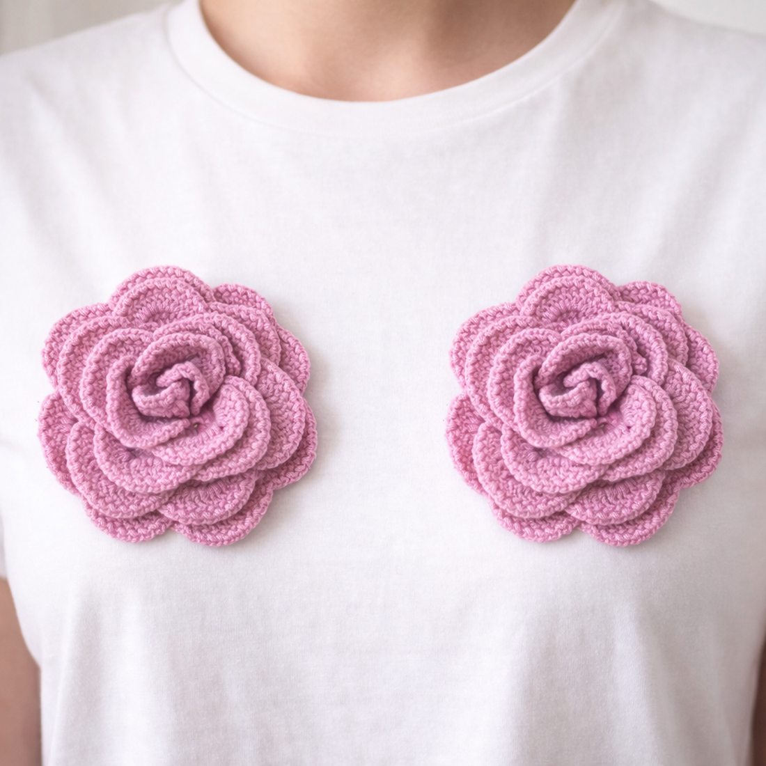 Tricou alb din bumbac cu aplicații florale 3D croșetate manual � Pink Flowers - îmbrăcăminte și modă - haine damă - tricou și top de damă - Artynos.ro