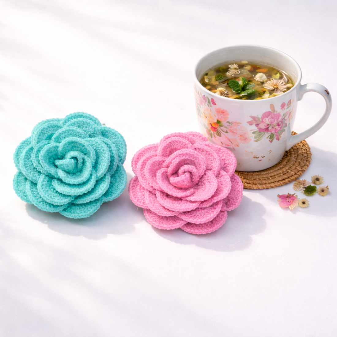 Broșă florală 3D croșetată manual � Accesoriu Maxi, Bumbac si Acril - bijuterii - broșe - Artynos.ro