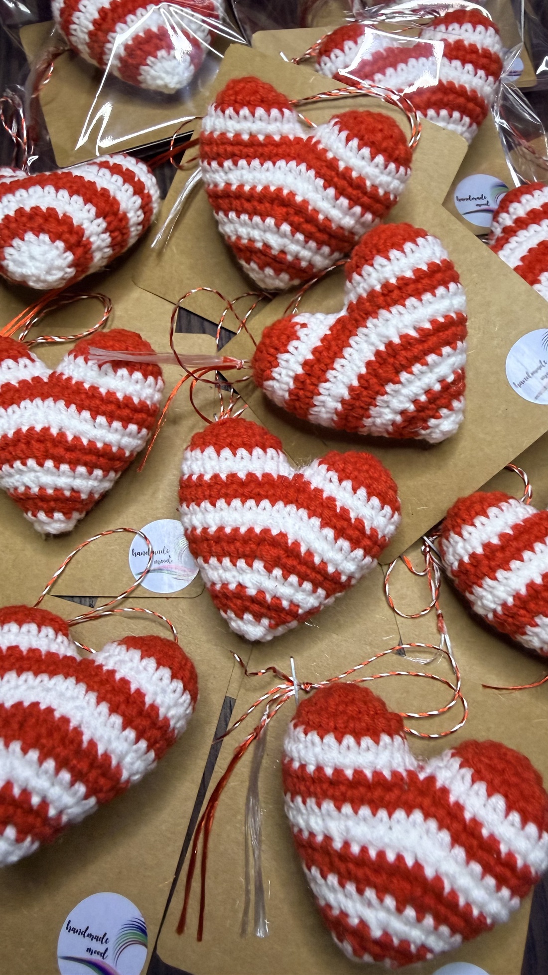 Martisor Inimioara Crosetata � Simbolul Primaverii, lucrat manual - bijuterii - broșe - Artynos.ro