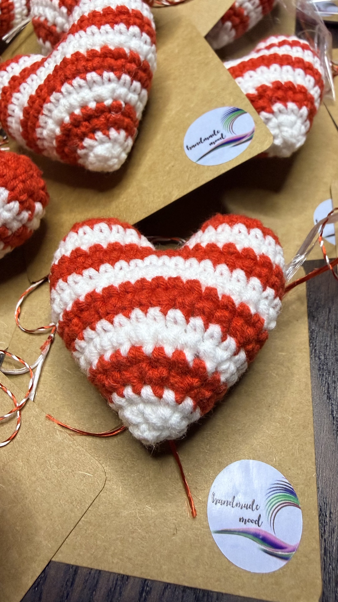 Martisor Inimioara Crosetata � Simbolul Primaverii, lucrat manual - bijuterii - broșe - Artynos.ro