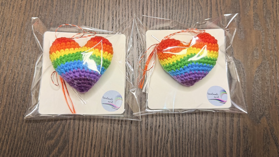 Martisor Inima-Curcubeu Crosetata � Simbolul Bucuriei si Sperantei, lucrat manual - bijuterii - broșe - Artynos.ro