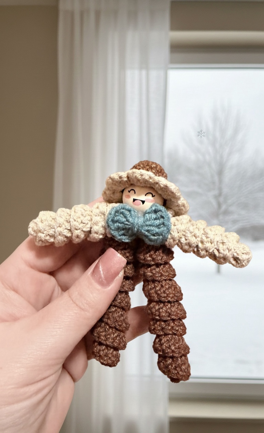 Breloc croșetat păpușică colorată � accesoriu handmade pentru chei sau geantă - genți și portofele - accesorii genți - breloc - Artynos.ro