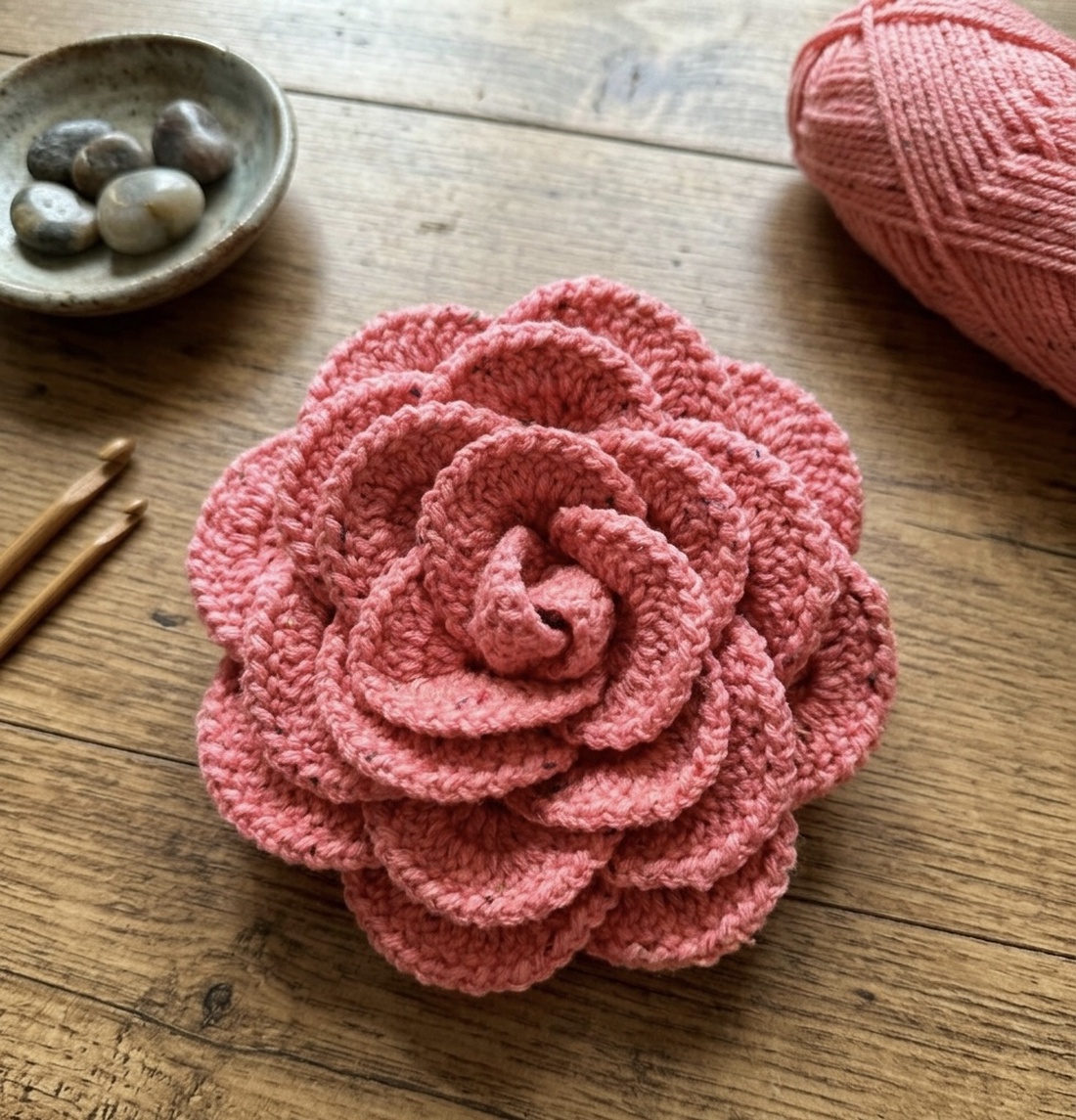 Broșă Trandafir Croșetat Manual � Roz Pudrat cu inserții discrete - bijuterii - broșe - Artynos.ro