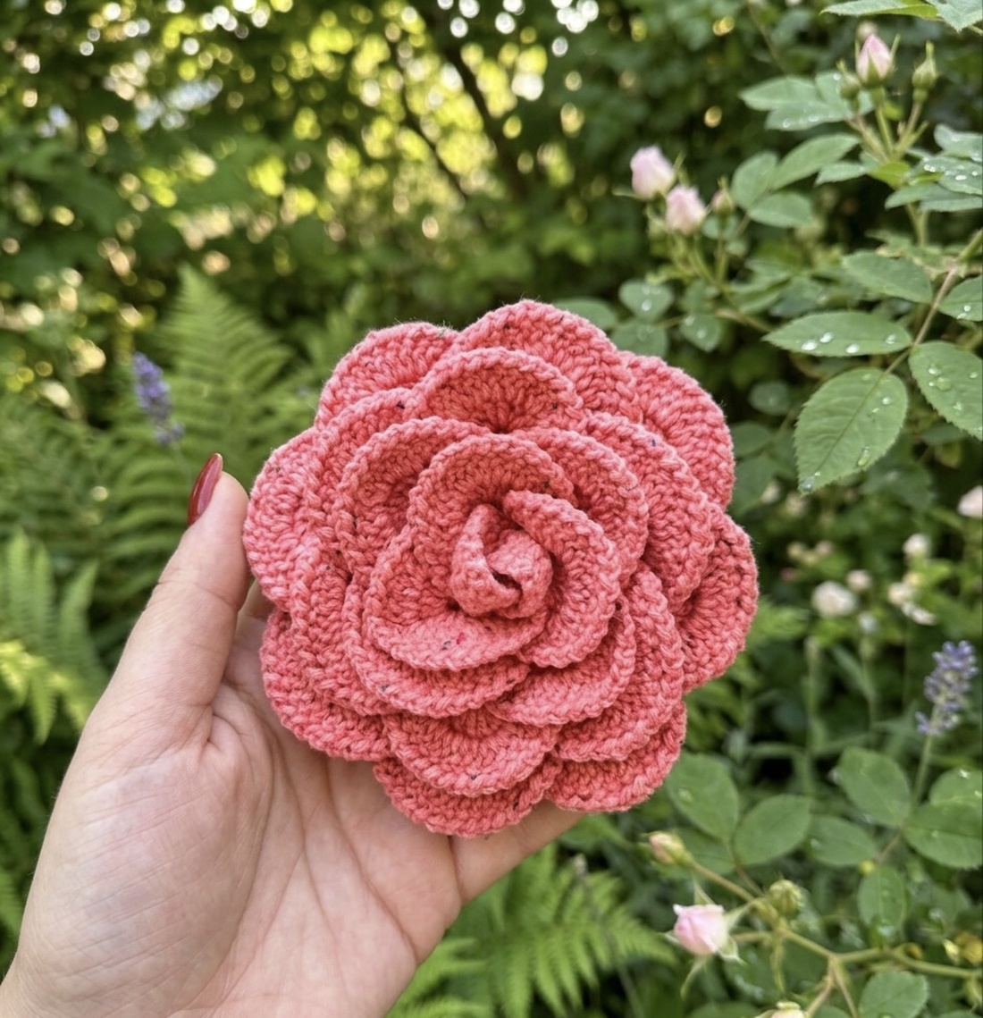 Broșă Trandafir Croșetat Manual � Roz Pudrat cu inserții discrete - bijuterii - broșe - Artynos.ro