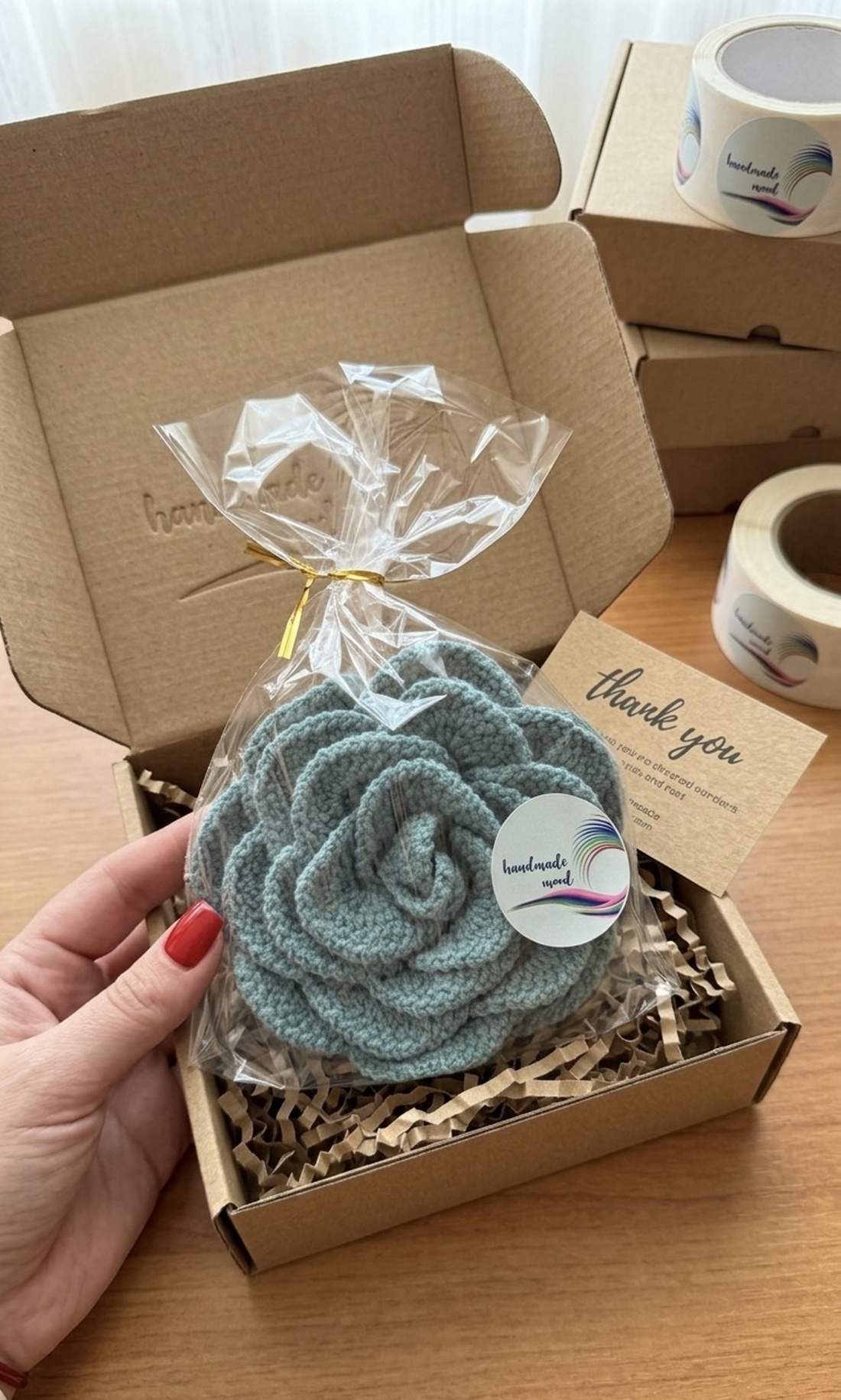 Broșă Trandafir Croșetat Manual � Roz Pudrat cu inserții discrete - bijuterii - broșe - Artynos.ro