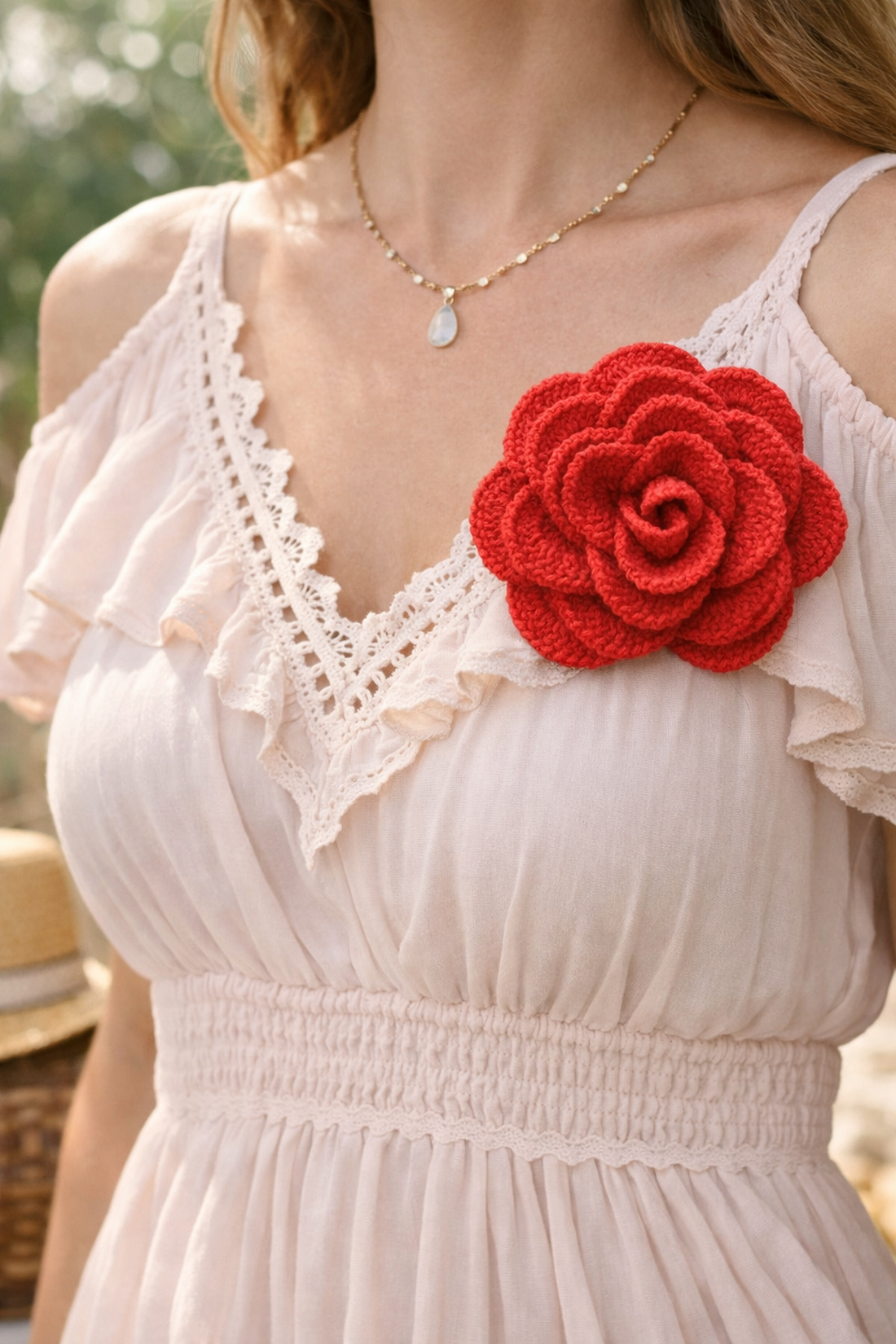 Floare croșetată roșie � Accesoriu handmade - bijuterii - broșe - Artynos.ro