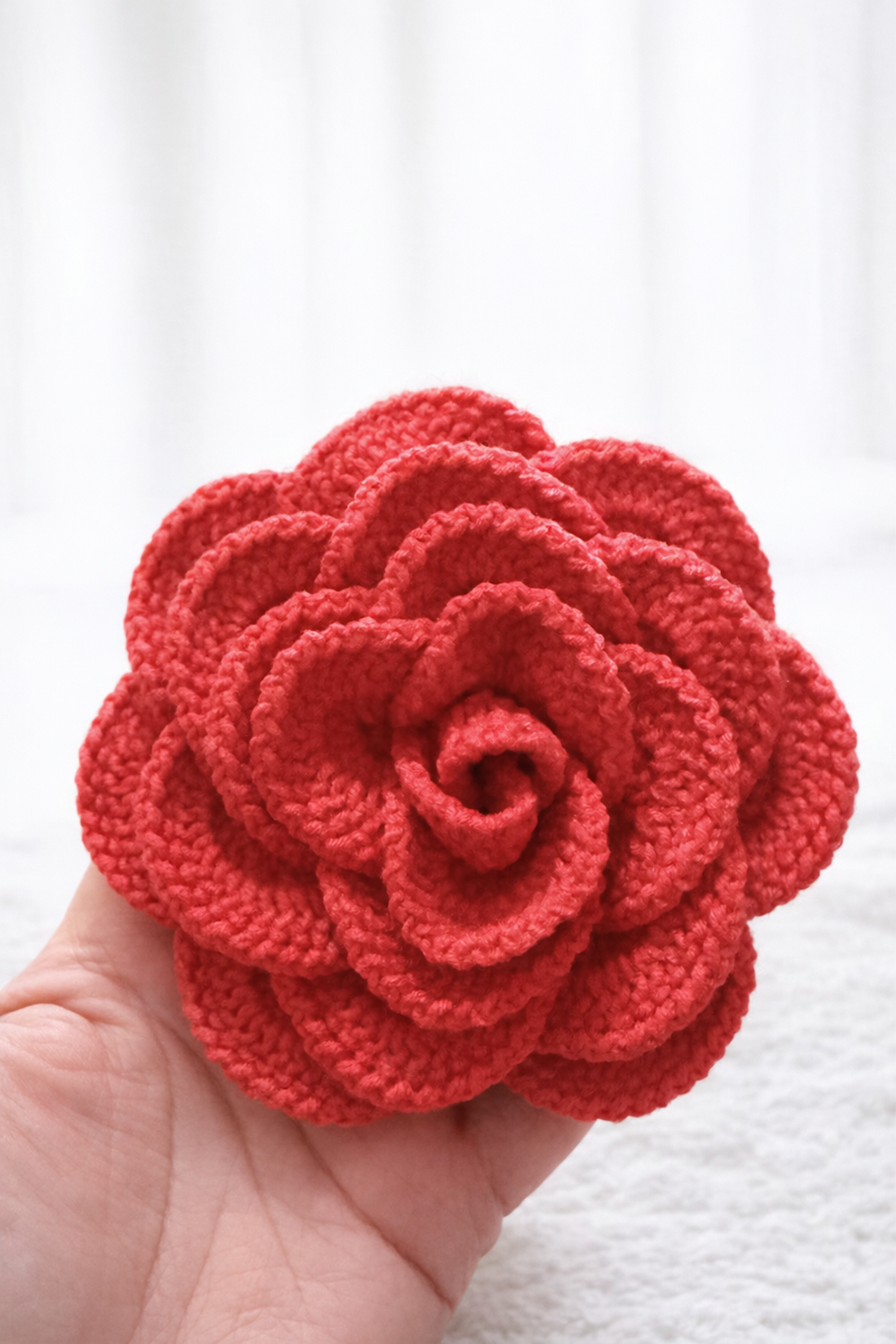 Floare croșetată roșie � Accesoriu handmade - bijuterii - broșe - Artynos.ro