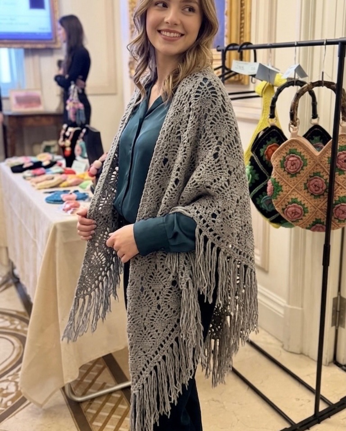 Șal croșetat manual � eleganță atemporală în nuanțe de gri - îmbrăcăminte și modă - eșarfe, pălării, fularuri - șaluri - Artynos.ro