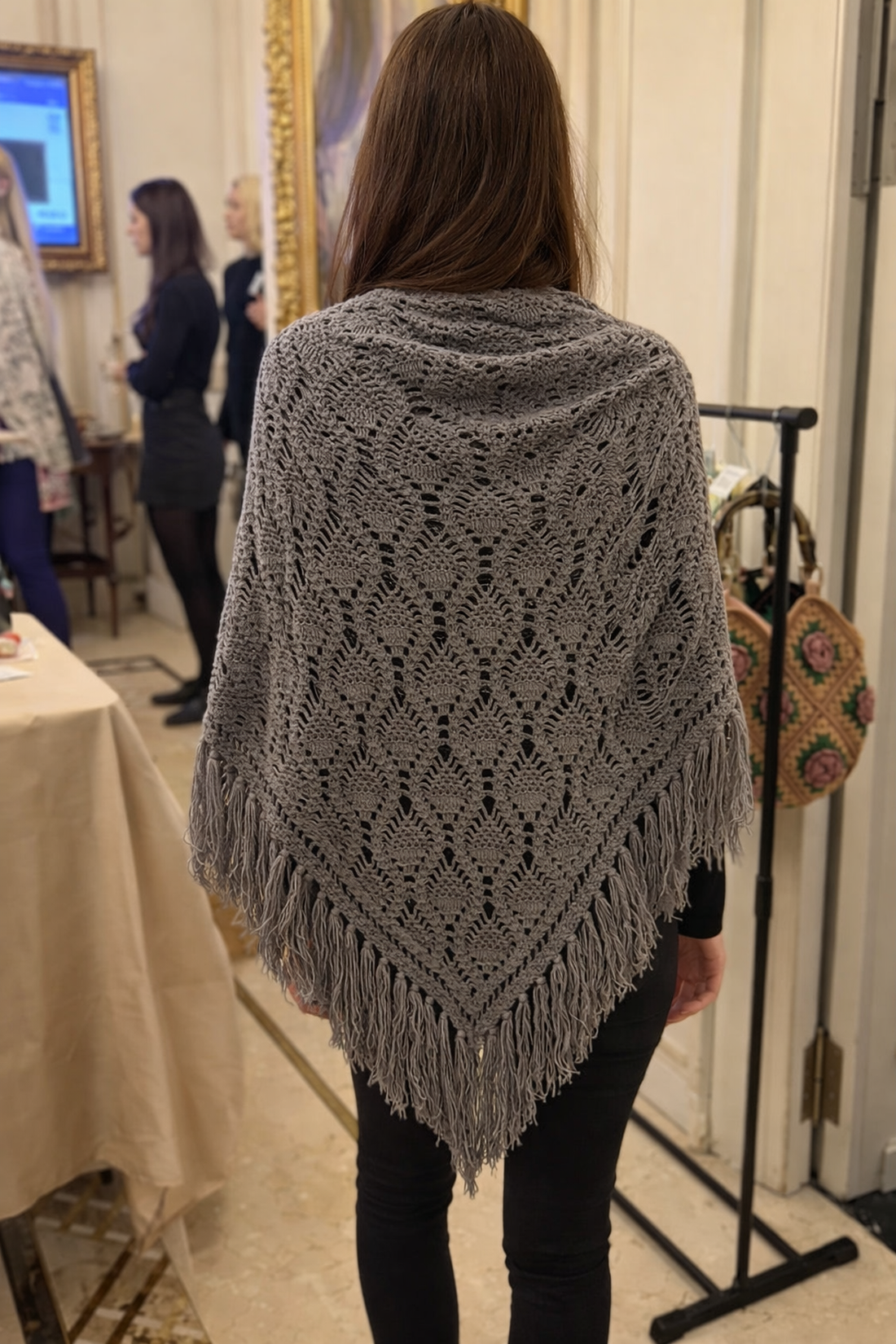 Șal croșetat manual � eleganță atemporală în nuanțe de gri - îmbrăcăminte și modă - eșarfe, pălării, fularuri - șaluri - Artynos.ro
