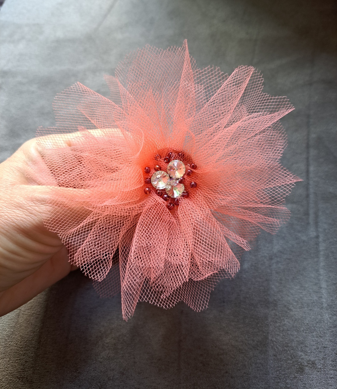 Broșă tulle cu cristale - bijuterii - broșă, insigne - insigne - Artynos.ro Broșă tulle cu cristale - bijuterii - broșă, insigne - insigne - Artynos.ro