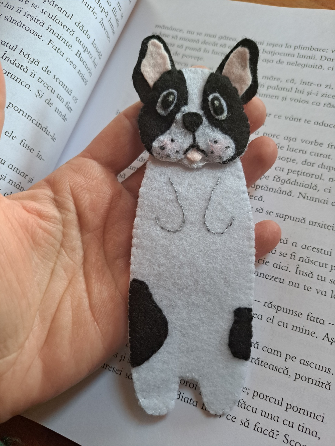 Semn de carte cățel Bulldog Francez - cărți și creații cu tematică muzicală, cadouri - semn de carte - Artynos.ro Semn de carte cățel Bulldog Francez - cărți și creații cu tematică muzicală, cadouri - semn de carte - Artynos.ro