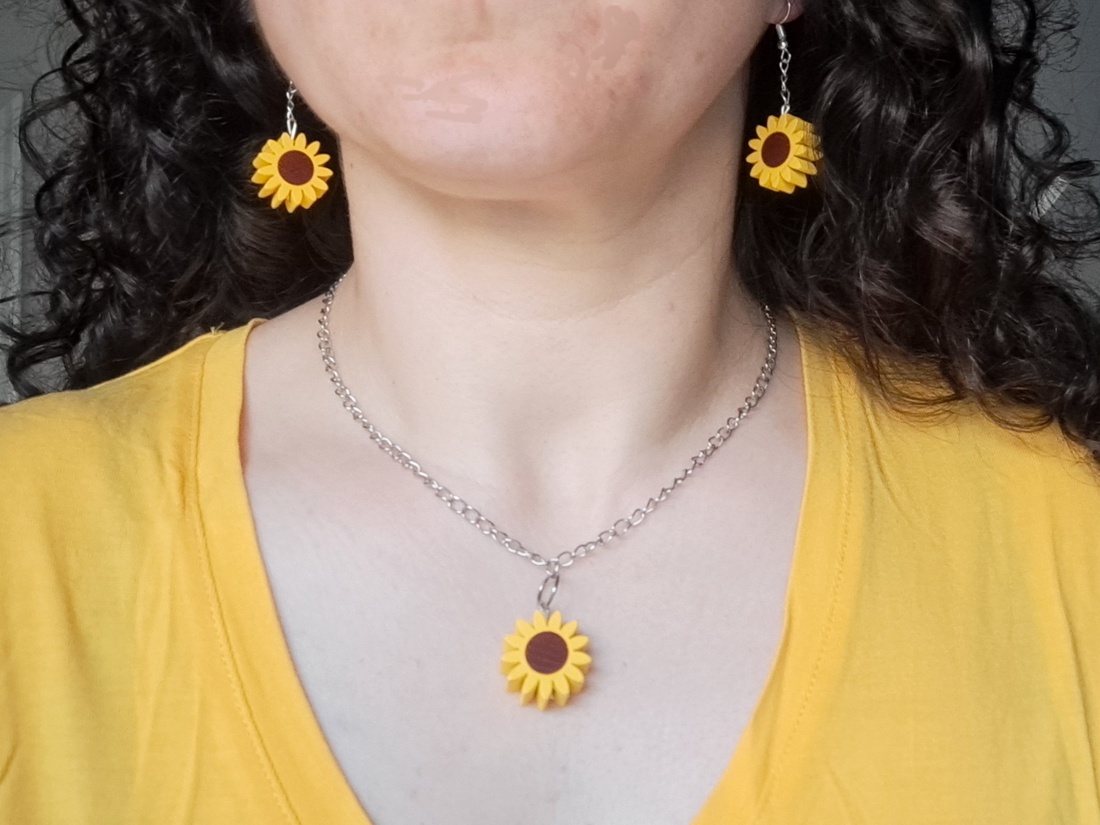 Set colier cercei Floarea-Soarelui - bijuterii - coliere - coliere cu pandantive - Artynos.ro Set colier cercei Floarea-Soarelui - bijuterii - coliere - coliere cu pandantive - Artynos.ro