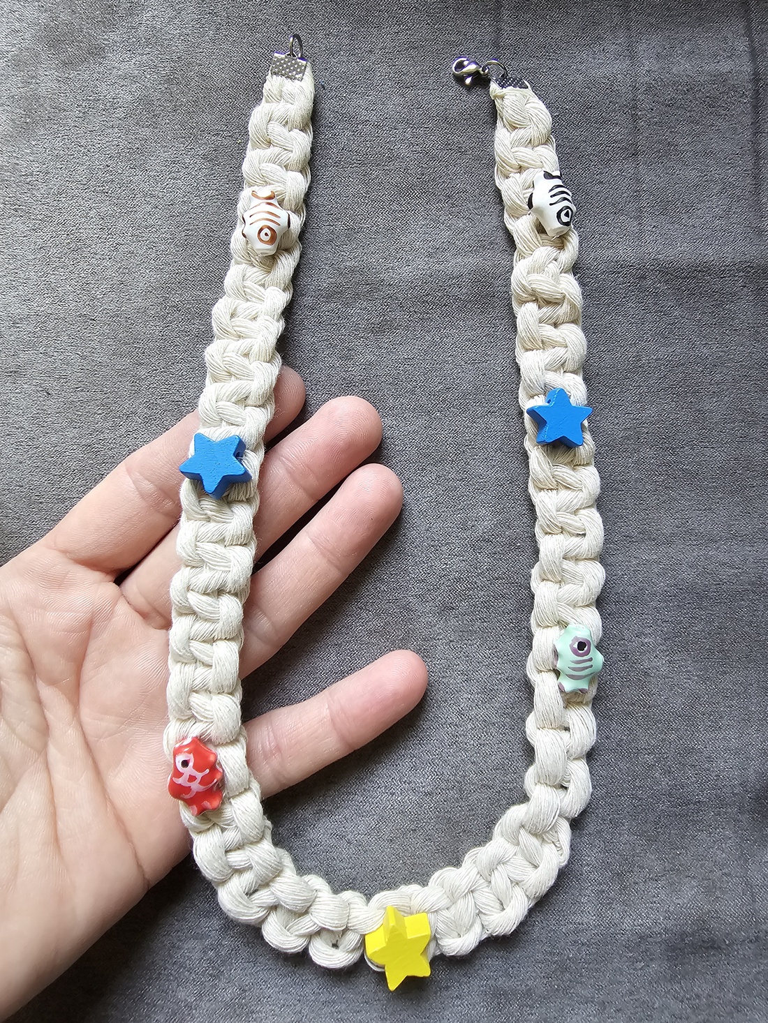 Colier macrame cu peștișori și steluțe - bijuterii - coliere - coliere fără pandative - Artynos.ro Colier macrame cu peștișori și steluțe - bijuterii - coliere - coliere fără pandative - Artynos.ro