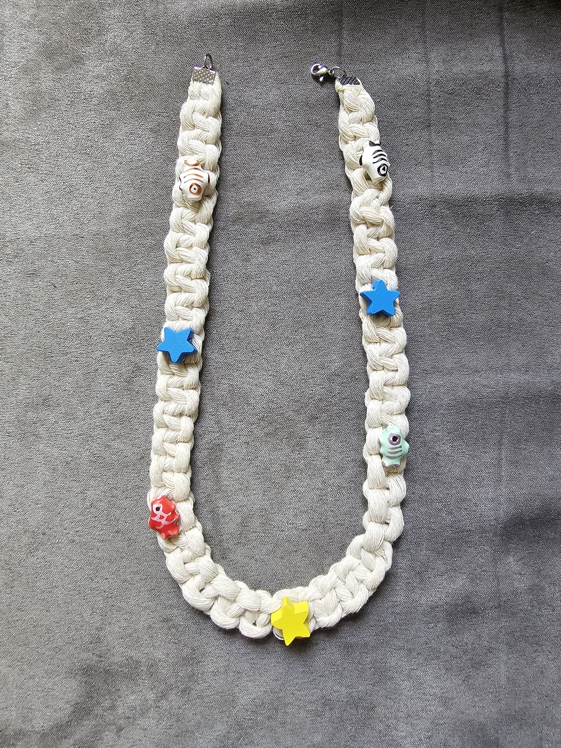 Colier macrame cu peștișori și steluțe - bijuterii - coliere - coliere fără pandative - Artynos.ro Colier macrame cu peștișori și steluțe - bijuterii - coliere - coliere fără pandative - Artynos.ro