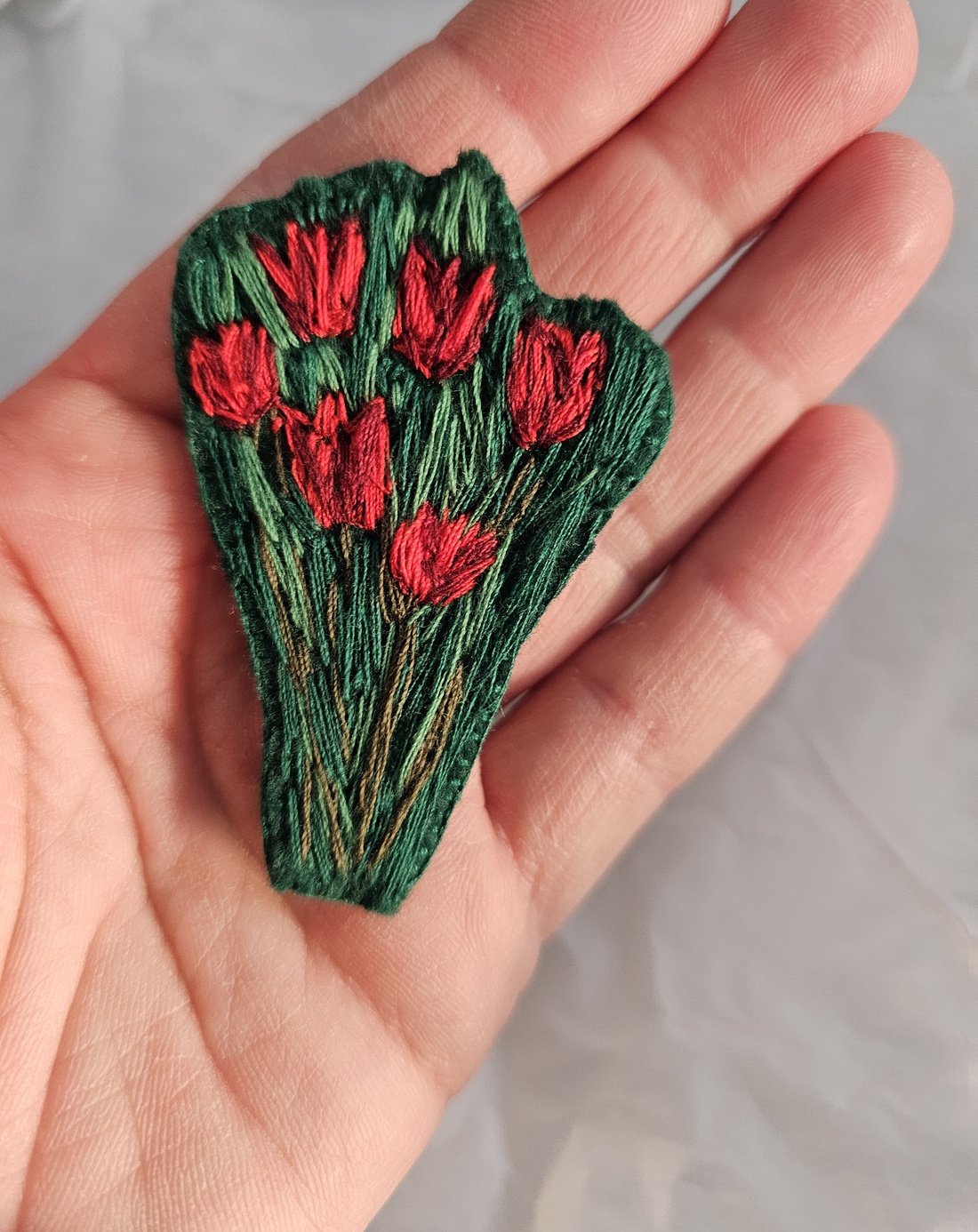 Mărțișor broșă brodată manual - bijuterii - mărțișor - Artynos.ro