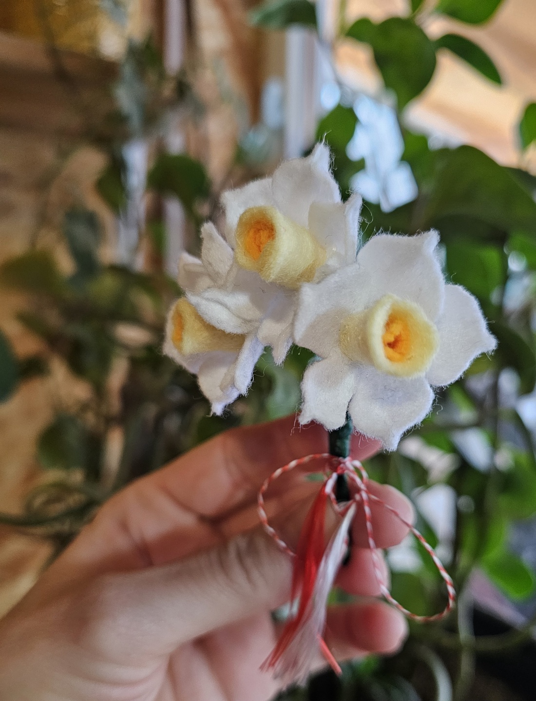 Broșă mărțișor buchet de narcise - bijuterii - mărțișor - Artynos.ro