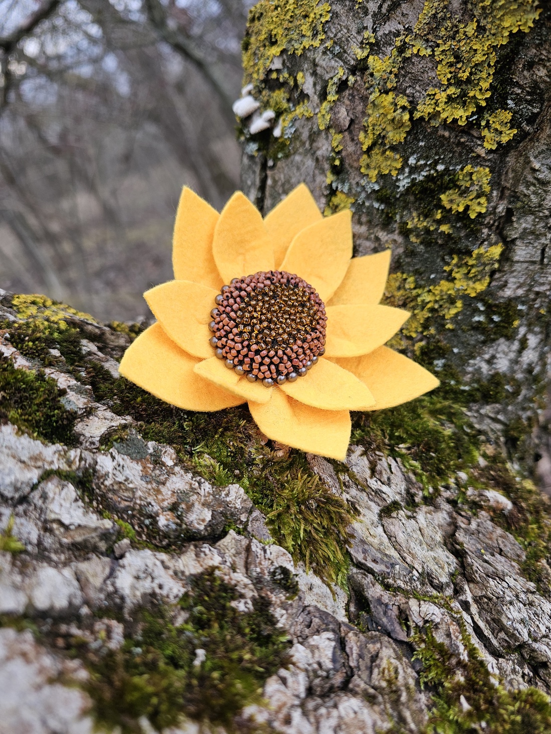 Broșă floarea-soarelui - bijuterii - mărțișor - Artynos.ro