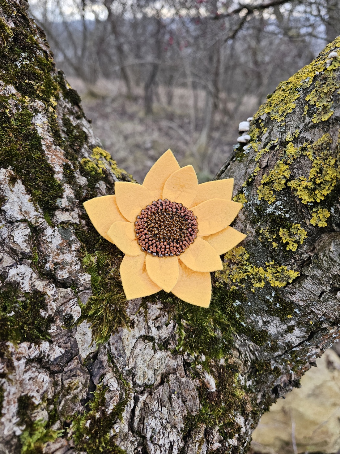 Broșă floarea-soarelui - bijuterii - mărțișor - Artynos.ro