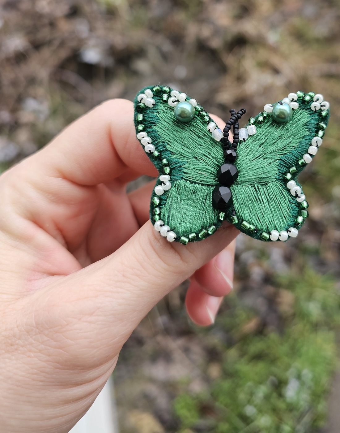 Broșă fluture cu mărgele - bijuterii - broșe - Artynos.ro