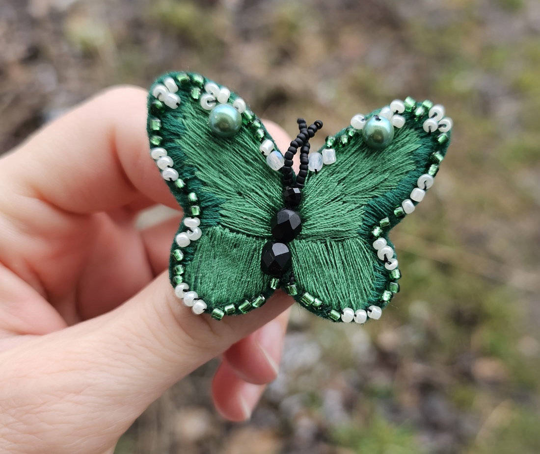 Broșă fluture cu mărgele - bijuterii - broșe - Artynos.ro