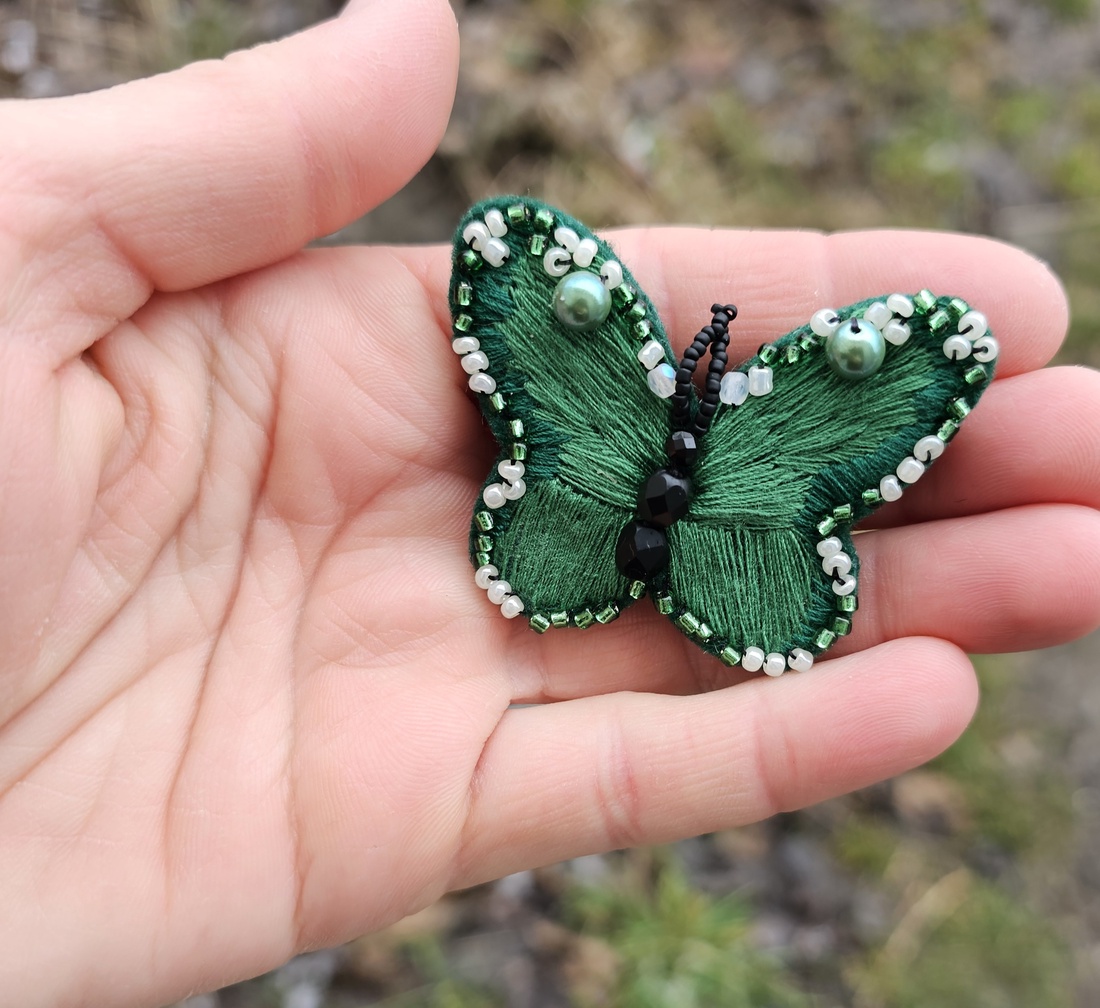 Broșă fluture cu mărgele - bijuterii - broșe - Artynos.ro