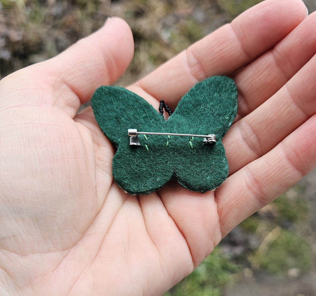 Broșă fluture cu mărgele - bijuterii - broșe - Artynos.ro